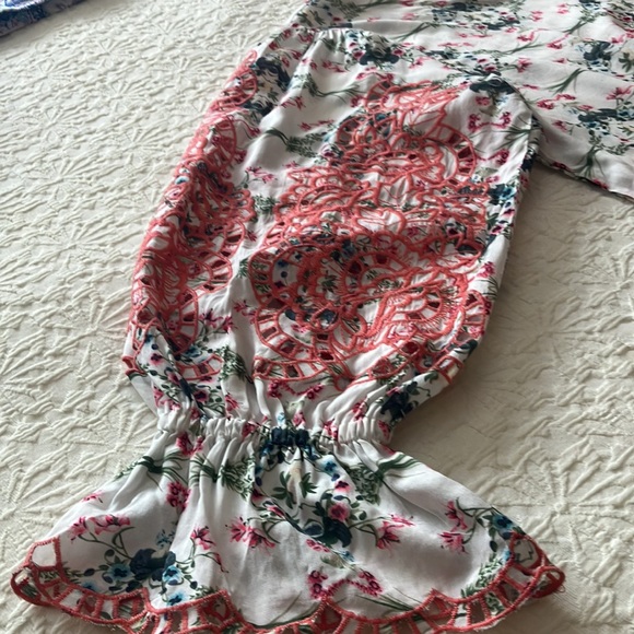 Just listed💙 fabulous rounded neck blouse w/full gathered sleeves w/embroidery - Picture 5 of 12